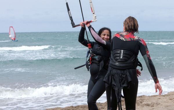 نساء يستعدن لركوب الأمواج الشراعي في البحر الأبيض المتوسط ​​في مجمع "لو غراند بلو" (Le Grand Bleu) السياحي في بومرداس، الجزائر، 25 فبراير 2022. - سبوتنيك عربي
