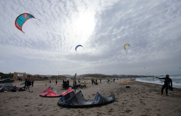 أشخاص يستعدون للذهاب لركوب الأمواج الشراعي في البحر الأبيض المتوسط ​​في مجمع "لو غراند بلو" (Le Grand Bleu) السياحي في بومرداس، الجزائر، 25 فبراير 2022. - سبوتنيك عربي
