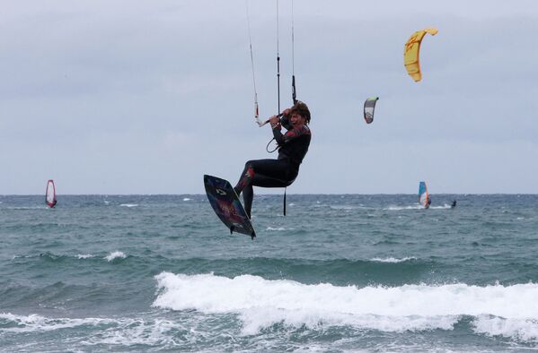 موظفة صيدلانية، كريمة عيثامي، تمارس ركوب الأمواج الشراعي في البحر الأبيض المتوسط ​​في مجمع "لو غراند بلو" (Le Grand Bleu) السياحي في بومرداس، الجزائر، 25 فبراير 2022. - سبوتنيك عربي