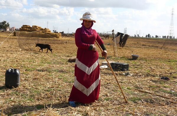 صفاء، 15 عامًا، تقف لالتقاط صورة أثناء إقامته على طول الطريق السريع في محافظة كفر الشيخ بدلتا النيل، المؤدي إلى العاصمة القاهرة، مصر في 19 فبراير 2022.  - سبوتنيك عربي