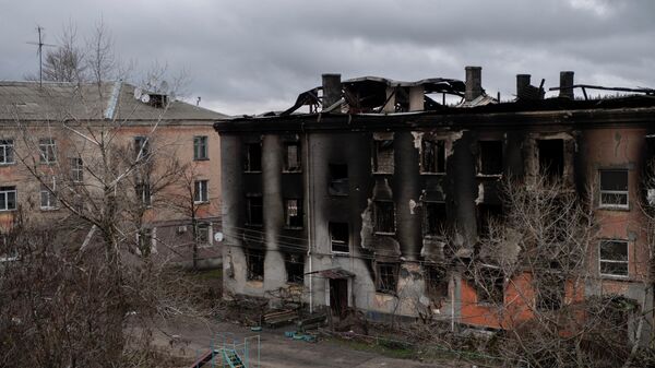مبنى سكني دمره قصف الجيش أوكراني، في بلدة شياستيا، جمهورية لوغانسك الشعبية، 2 مارس 2022 - سبوتنيك عربي