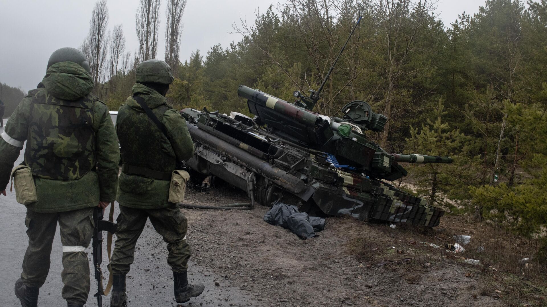 دبابة تعرضت لقصف الجيش أوكراني، في بلدة شياستيا، جمهورية لوغانسك الشعبية، 2 مارس 2022 - سبوتنيك عربي, 1920, 03.03.2022