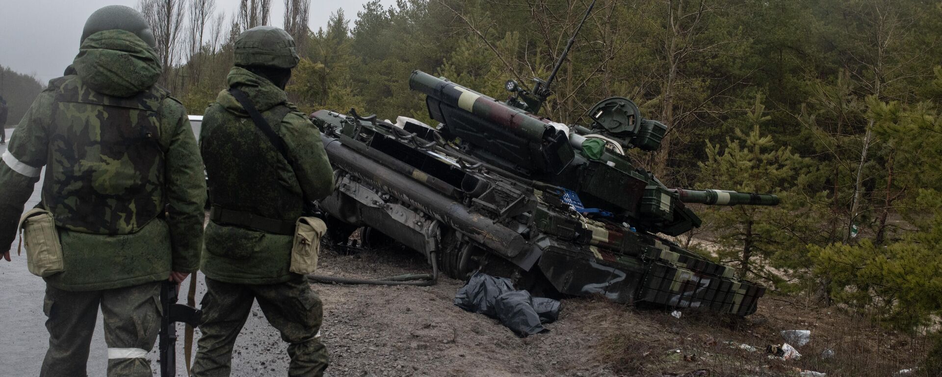 دبابة تعرضت لقصف الجيش أوكراني، في بلدة شياستيا، جمهورية لوغانسك الشعبية، 2 مارس 2022 - سبوتنيك عربي, 1920, 03.03.2022