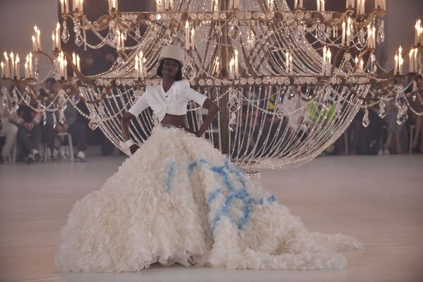 عارضة أزياء تقدم إبداعًا خلال عرض مجموعة الملابس الجاهزة أوف-وايت لخريف/ شتاء 2022/2023 خلال أسبوع الموضة في باريس، 28 فبراير 2022. - سبوتنيك عربي