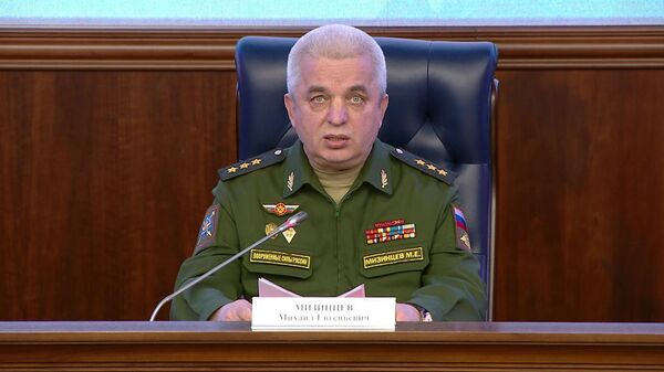 العقيد ميخائيل ميزينتسيف، رئيس مركز مراقبة الدفاع الوطني الروسي، في إحاطة عن وقف إطلاق النار من أجل إجلاء المدنيين في فولنوفاخا وماريوبول، روسيا5  مارس 2022 - سبوتنيك عربي
