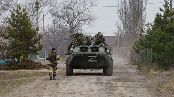 قوات الجيش الروسي والقوات المسلحة التابعة لجمهورية دونيتسك الشعبية في ضواحي ماريوبول، أوكرانيا 1 مارس 2022 - سبوتنيك عربي