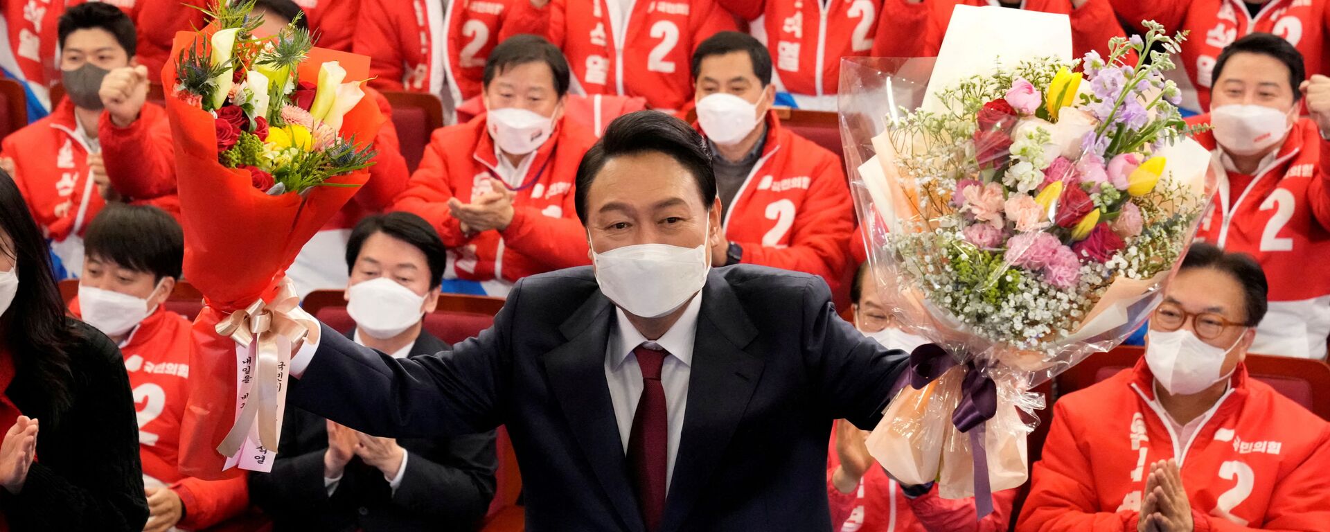 يون سوك يول، الرئيس الجديد المنتخب عن حزب سلطة الشعب لحزب سلطة الشعب المعارض، والذي تم انتخابه رئيسًا جديدًا لكوريا الجنوبية، يحمل باقات زهور حيث يهنئه أعضاء الحزب والمشرعون في الجمعية الوطنية في سئول، كوريا الجنوبية في 10 مارس 2022. - سبوتنيك عربي, 1920, 25.03.2022