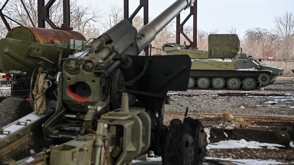 معدات عسكرية من وحدة مدفعية كانت تابعة للقوات المسلحة الأوكرانية في بيرديانسك، أوكرانيا 12 مارس 2022 - سبوتنيك عربي