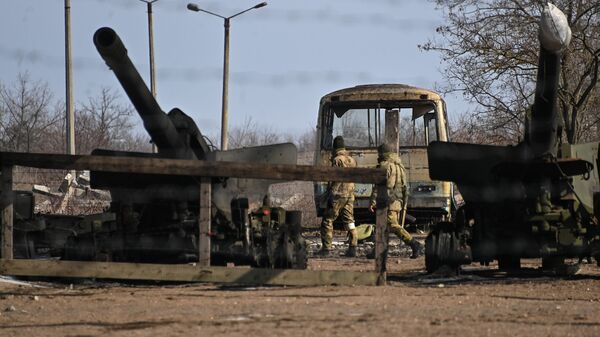 مدفع هاوتزر من وحدة مدفعية تركتها القوات المسلحة الأوكرانية في بيرديانسك، أوكرانيا 12 مارس 2022 - سبوتنيك عربي