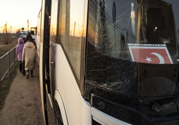 حافلة لنقل اللاجئين من منطقة خيرسون عند نقطة تفتيش أرميانسك على الحدود الروسية الأوكرانية في شبه جزيرة القرم الروسية، 12 مارس 2021 - سبوتنيك عربي