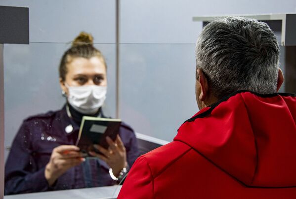 لاجئون من منطقة خيرسون عند نقطة تفتيش أرميانسك على الحدود الروسية الأوكرانية في شبه جزيرة القرم الروسية، 12 مارس 2021 - سبوتنيك عربي