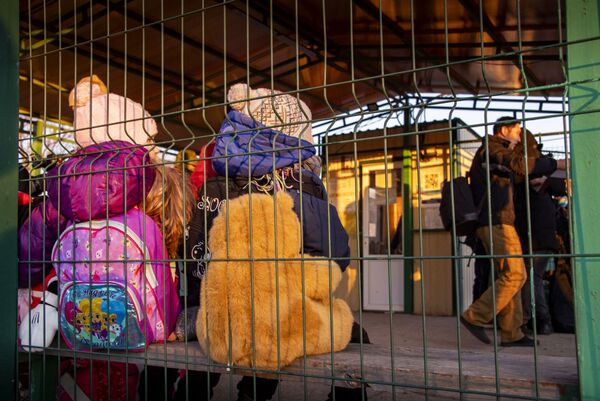 أطفال اللاجئين من منطقة خيرسون عند نقطة تفتيش أرميانسك على الحدود الروسية الأوكرانية في شبه جزيرة القرم الروسية، 12 مارس 2021 - سبوتنيك عربي