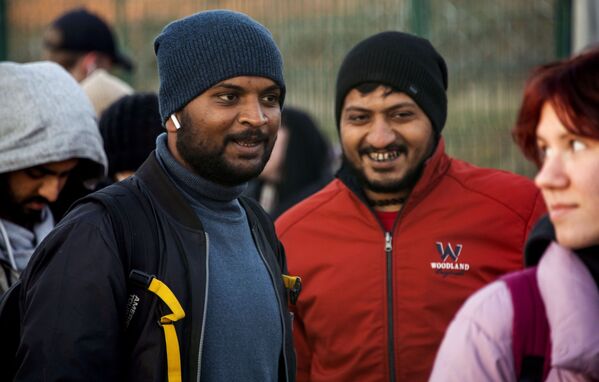 لاجئون من منطقة خيرسون عند نقطة تفتيش أرميانسك على الحدود الروسية الأوكرانية في شبه جزيرة القرم الروسية، 12 مارس 2021 - سبوتنيك عربي