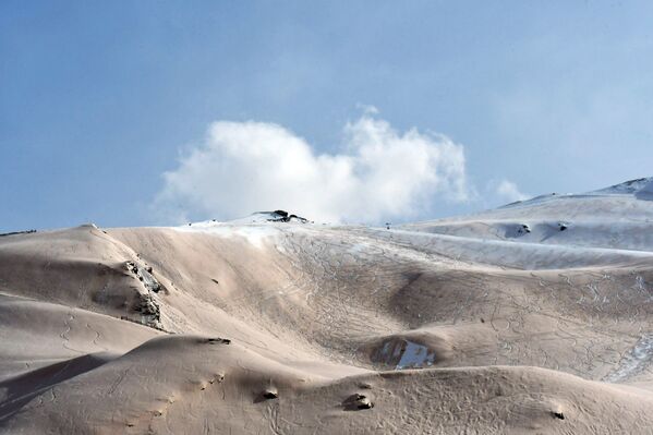 غطت رمال الصحراء الكبرى، التي تساقطت طوال الليل في فرنسا، ثلوج منتجع التزلج بياو-إنجالي، جنوب فرنسا 15 مارس 2022 - سبوتنيك عربي
