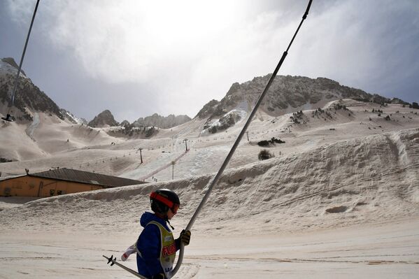 غطت رمال الصحراء الكبرى، التي تساقطت طوال الليل في فرنسا، ثلوج منتجع التزلج بياو-إنجالي، جنوب فرنسا 15 مارس 2022 - سبوتنيك عربي