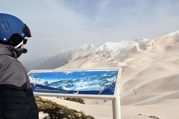 غطت رمال الصحراء الكبرى، التي تساقطت طوال الليل في فرنسا، ثلوج منتجع التزلج بياو-إنجالي، جنوب فرنسا 15 مارس 2022 - سبوتنيك عربي