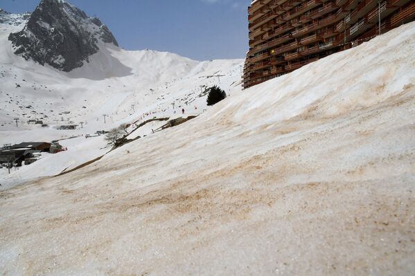 غطت رمال الصحراء الكبرى، التي تساقطت طوال الليل في فرنسا، ثلوج منتجع التزلج بياو-إنجالي، جنوب فرنسا 15 مارس 2022 - سبوتنيك عربي