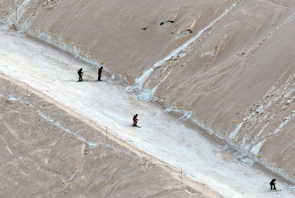 غطت رمال الصحراء الكبرى، التي تساقطت طوال الليل في فرنسا، ثلوج منتجع التزلج بياو-إنجالي، جنوب فرنسا 15 مارس 2022 - سبوتنيك عربي