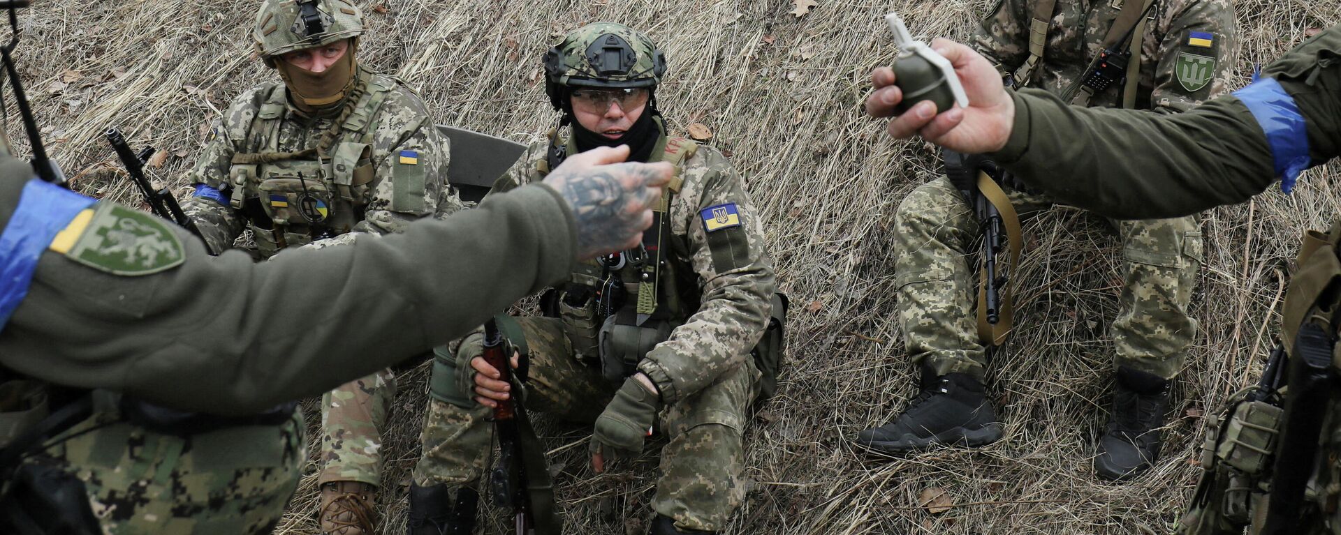 أعضاء من قوات الدفاع الإقليمية الأوكرانية يستريحون خلال التدريبات التكتيكية، بالقرب من لفوف، أوكرانيا، 16 مارس 2022. - سبوتنيك عربي, 1920, 17.03.2022