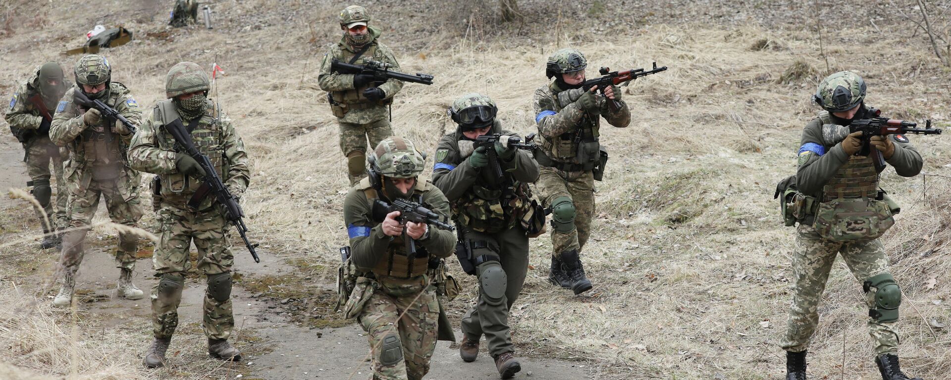 أعضاء من قوات الدفاع الإقليمية الأوكرانية يستريحون خلال التدريبات التكتيكية، بالقرب من لفوف، أوكرانيا، 16 مارس 2022. - سبوتنيك عربي, 1920, 24.03.2022