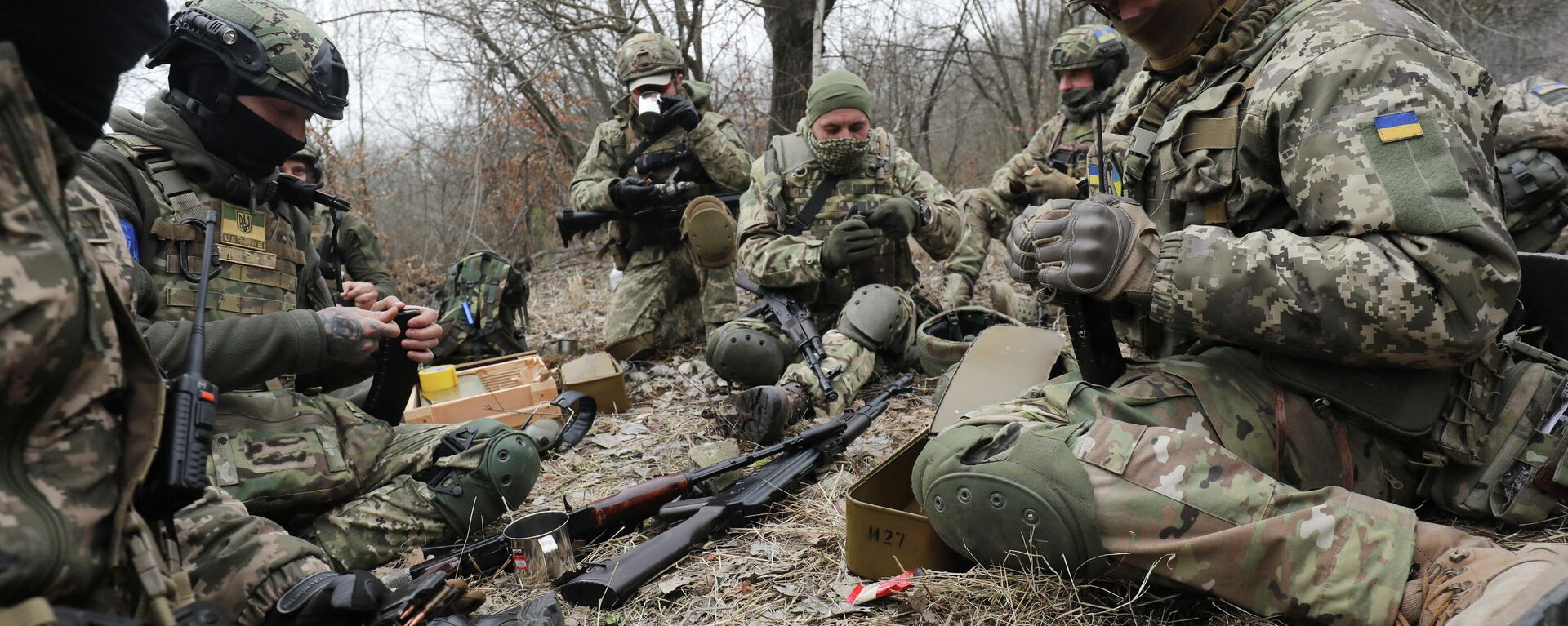 أعضاء من قوات الدفاع الإقليمية الأوكرانية يستريحون خلال التدريبات التكتيكية، بالقرب من لفوف، أوكرانيا، 16 مارس 2022. - سبوتنيك عربي, 1920, 12.04.2022