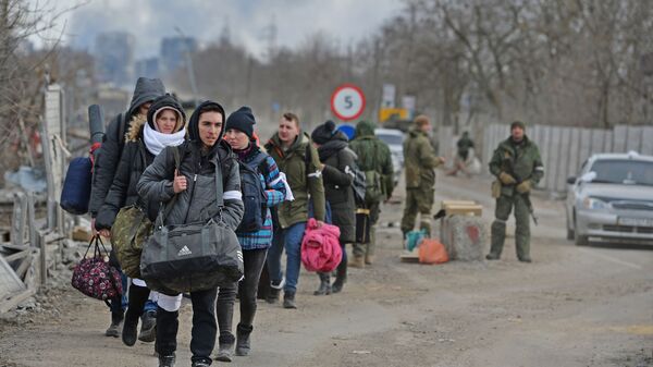 اللاجئون من ماريوبول يغادرون المدينة عبر الممرات الإنسانية بمساعدة الجيش الروسي وقوات دونيتسك الشعبية، جنوب أوكرانيا  - سبوتنيك عربي