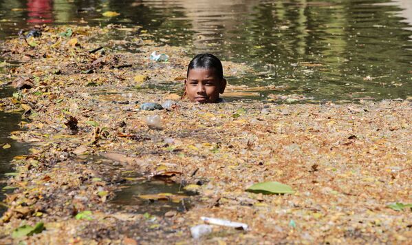 صبي يسبح في نهر ماساشابا، في ضواحي ماناغوا، خلال اليوم العالمي للعمل من أجل الأنهار، نيكاراغوا 14 مارس 2022. - سبوتنيك عربي