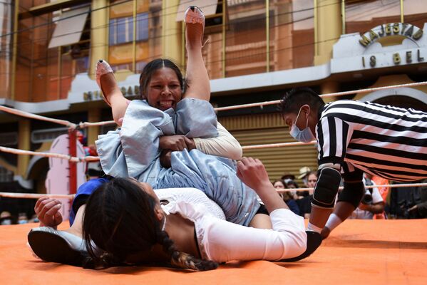 يقدم مصارعو تشوليتا عرضًا في الشارع خلال احتفال إلكترو بريستي، الذي يجمع بين العادات التقليدية والحديثة، في لاباز، بوليفيا 12 مارس 2022. - سبوتنيك عربي