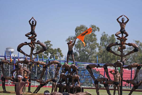 جنود قوة الشرطة الاحتياطية المركزية خلال أداء مالاخامب ، وهي رياضة تقليدية، خلال حفل يوم رفع الـ 83 لقوة شرطة الاحتياط المركزية في ملعب مولانا آزاد في جامو، الهند، 16 مارس 2022. - سبوتنيك عربي