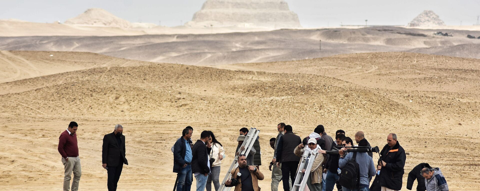 يستعد المراسلون لدخول قبر تم اكتشافه مؤخرًا بالقرب من الهرم المدرج الشهير، في سقارة، جنوب القاهرة، مصر، 19 مارس 2022. - سبوتنيك عربي, 1920, 05.01.2025