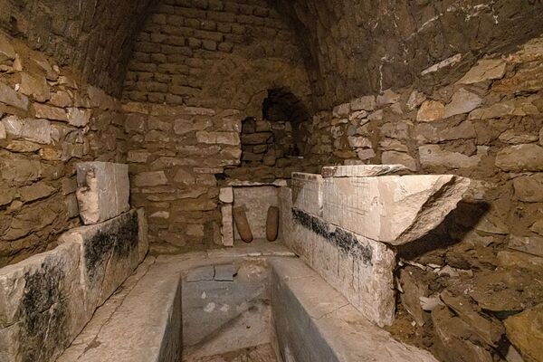 تُظهر الصورة الجزء الداخلي من مقبرة إري، إحدى المقابر الفرعونية الخمسة القديمة التي تم اكتشافها مؤخرًا في موقع سقارة الأثري، جنوب العاصمة المصرية القاهرة، مصر 19 مارس 2022 - سبوتنيك عربي