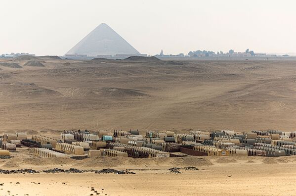 تظهر هذه الصورة مقبرة قرية سقارة، بالقرب من الموقع الذي تم فيه اكتشاف خمسة مقابر فرعونية قديمة، في موقع سقارة الأثري جنوب العاصمة المصرية القاهرة، 19 مارس 2022 - سبوتنيك عربي