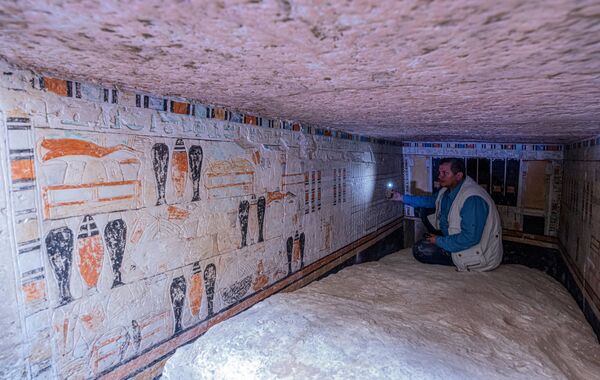 عالم آثار يتحدث إلى وسائل الإعلام ، داخل مقبرة بيتي، إحدى المقابر الفرعونية الخمس القديمة التي تم اكتشافها مؤخرًا في موقع سقارة الأثري، جنوب العاصمة المصرية القاهرة، مصر 19 مارس 2022 - سبوتنيك عربي