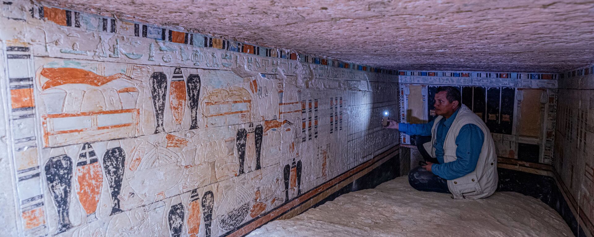 عالم آثار يتحدث إلى وسائل الإعلام ، داخل مقبرة بيتي، إحدى المقابر الفرعونية الخمس القديمة التي تم اكتشافها مؤخرًا في موقع سقارة الأثري، جنوب العاصمة المصرية القاهرة، مصر 19 مارس 2022 - سبوتنيك عربي, 1920, 01.10.2023