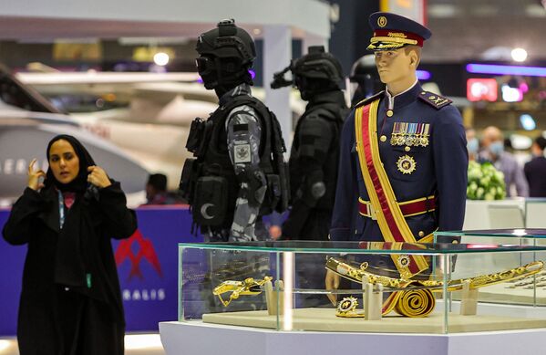 زوار معرض الدوحة الدولي للدفاع البحري (DIMDEX)، في الدوحة، قطر 21 مارس 2022 - سبوتنيك عربي