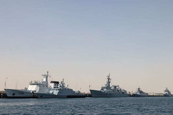 منظر عام يظهر السفن الحربية الراسية في ميناء حمد خلال معرض ومؤتمر الدوحة الدولي للدفاع البحري (ديمدكس) في العاصمة القطرية الدوحة، 20 مارس/آذار 2022. - سبوتنيك عربي