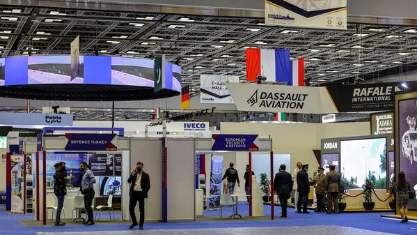 زوار معرض الدوحة الدولي للدفاع البحري (DIMDEX)، في الدوحة، قطر 21 مارس 2022 - سبوتنيك عربي