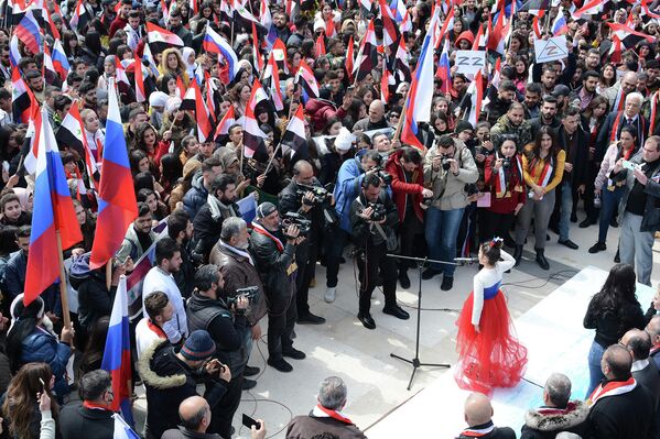 وقفة تضامنية عفوية دعماً لروسيا قيادة وشعباً في حربها ضد النازيين الجدد، في جامعة تشرين، اللاذقية، سوريا 22 مارس 2022 - سبوتنيك عربي