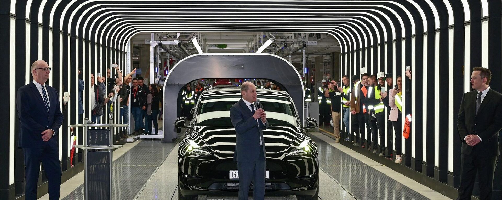 الملياردير، إيلون ماسك يقف مع المستشار الألماني، أولاف شولتس، في حفل افتتاح مصنع تسلا للسيارات الكهربائية خارج العاصمة الألمانية برلين، 22 مارس/ آذار 2022 - سبوتنيك عربي, 1920, 22.03.2022