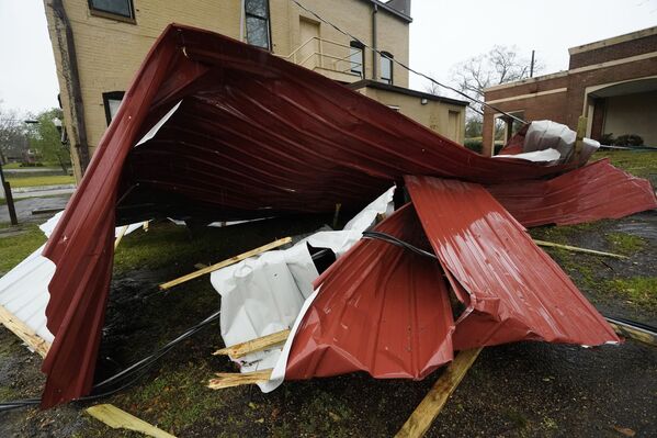 أسقطت الرياح القوية شجرة على منزل، مما تسبب في انهيار جزء من السقف والجدار الخارجي، في إدواردز بولاية ميسيسيبي، الولايات المتحدة الأمريكية،  22 مارس 2022 - سبوتنيك عربي