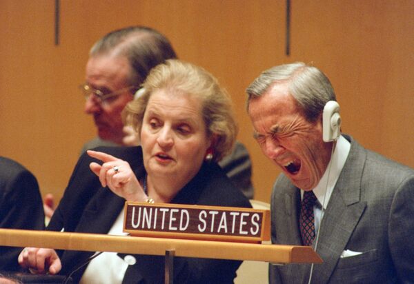 السفيرة الأمريكية لدى الأمم المتحدة مادلين أولبرايت خلال الكلمة الافتتاحية لمؤتمر الأمم المتحدة ووزير الخارجية الأمريكي آنذاك وارن كريستوفر، 1995 - سبوتنيك عربي