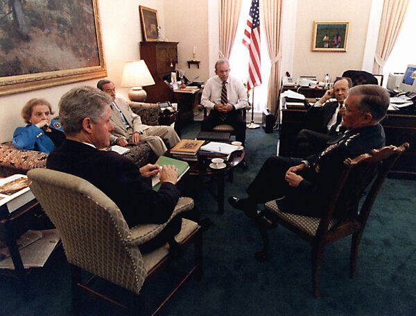 الرئيس الأمريكي السابق بيل كلينتون يلتقي مع مستشاري الأمن القومي  في البيت الأبيض لمناقشة الوضع في البوسنة، 17 تموز 1995 - سبوتنيك عربي