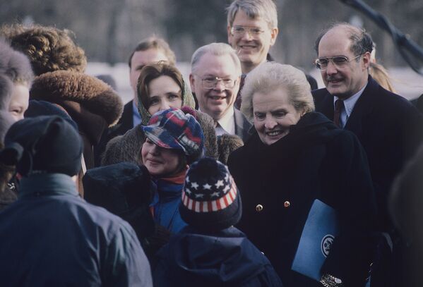 وزيرة الخارجية الأمريكية مادلين أولبرايت في ساحة الكاتدرائية في الكرملين بموسكو، 1997 - سبوتنيك عربي
