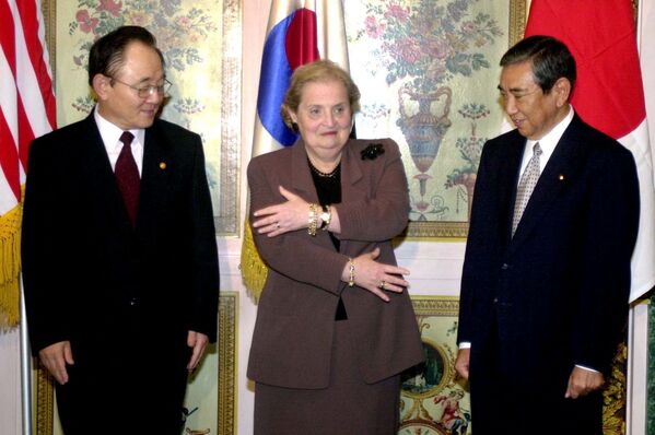 وزيرة الخارجية الأمريكية مادلين أولبرايت تمد يديها إلى وزيري خارجية كوريا الجنوبية لي جونغ-بين (يسار)والياباني يوهي كونو، 2000 - سبوتنيك عربي