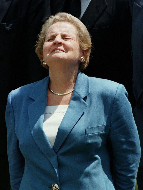 وزيرة الخارجية الأمريكية مادلين أولبرايت تستمتع بأشعة الشمس خلال صورة جماعية لوزراء خارجية الناتو في البرتغال، 29 مايو 1997 - سبوتنيك عربي