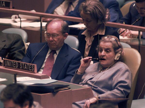 سفيرة الولايات المتحدة لدى الأمم المتحدة مادلين أولبرايت تستمع إلى خطاب الرئيس اللبناني إلياس الهراوي في الجمعية العامة للأمم المتحدة في نيويورك، 23 أبريل 1996. - سبوتنيك عربي