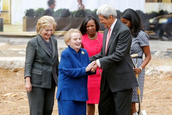 وزير الخارجية الأمريكي جون كيري (يمين) يضحك مع وزيري الخارجية السابقتين هيلاري كلينتون (يسار) ومادلين أولبرايت (وسط) بعد افتتاح احتفالي لمتحف مركز الدبلوماسية الأمريكية في وزارة الخارجية بواشنطن في 3 سبتمبر 2014. - سبوتنيك عربي