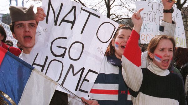 حوالي 1500 متظاهر يتظاهرون خلال مسيرة ضد قصف الناتو ليوغوسلافيا في وسط مدينة نورمبرغ، ألمانيا، 27 مارس 1999 - سبوتنيك عربي