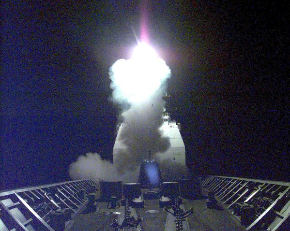 إطلاق صاروخ كروز توماهوك من مقدمة السفينة البحرية الأمريكية يو إس إس فلبين سي على أهداف في جميع أنحاء يوغوسلافيا وكوسوفو، 24 مارس 1999. - سبوتنيك عربي