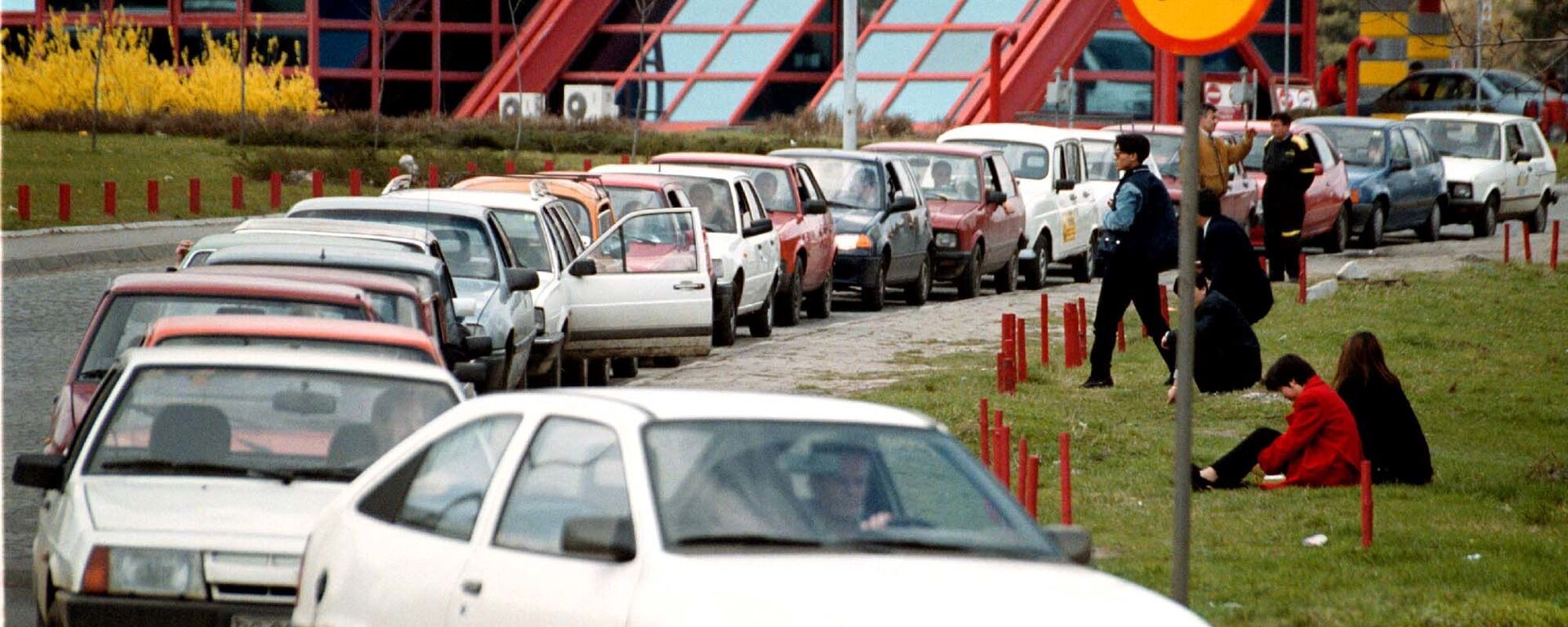 السائقون يستريحون بجوار سياراتهم المتوقفة في طوابير لا نهاية لها أمام محطات الوقود في بلغراد يوم 24 مارس 1999 - سبوتنيك عربي, 1920, 22.08.2022